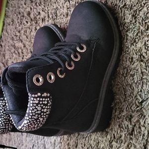 Black/jewel boots
